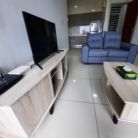 Raffles Suite 1 Bedroom Homestay 스쿠다이 외부 사진